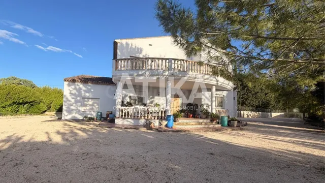 AMPLIO CHALET CON GRAN PARCELA, JARDIN Y ESPACIOS EXTERIORES