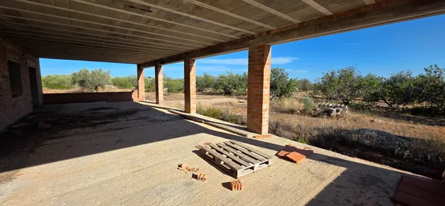 Finca rústica de 14.741 m2 con casa de campo por terminar, en un entorno tranquilo a 5 km del mar — 16