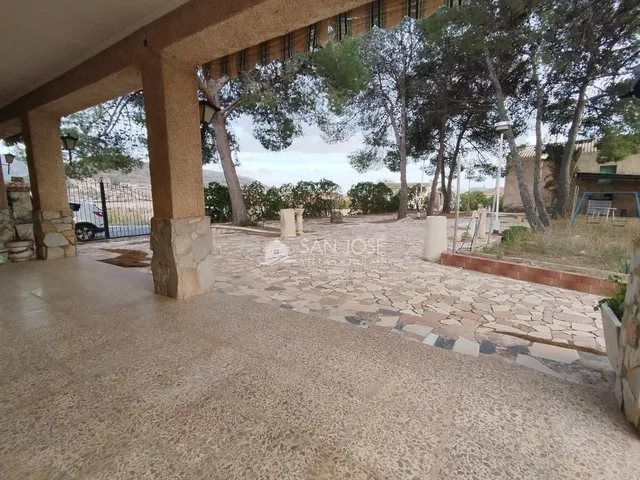 SE VENDE CHALET EN PARCELA URBANA EN LA ROMANA — 30