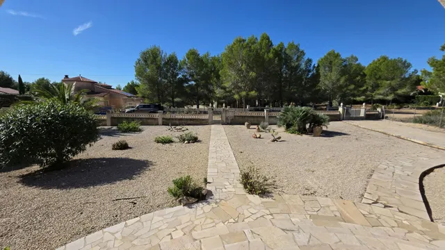 Chalet con piscina, gran parcela y licencia turística — 30