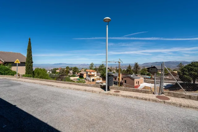 Parcela urbana de 2.000 m2 en la Zubia en un entorno único. — 8