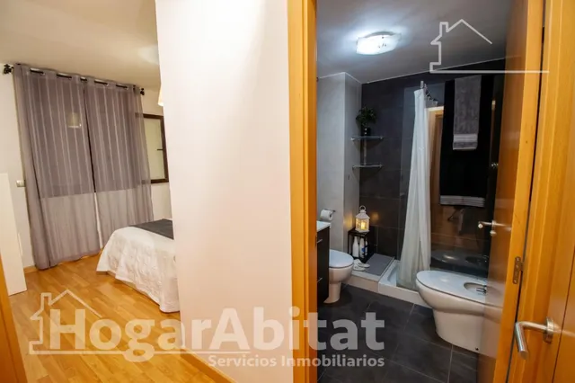 Vive con el confort de un residencial con piscina en este luminoso piso con balcón — 18