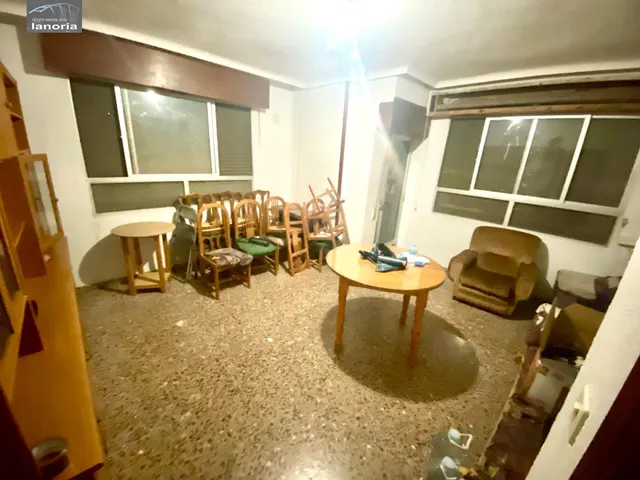Grupo la Noria VENDE piso CON ascensor para REFORMAR y cochera individual con vado. 3 habitaciones, 1 baño. — 13