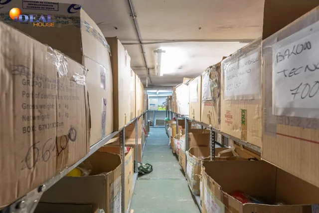 Amplio local comercial en una de las zonas más consolidadas de Granada con salida a dos calles — 20