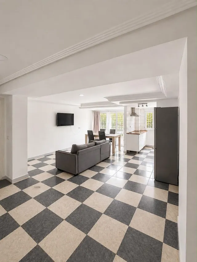 Piso de 3 dormitorios con patio y garaje en Elche — 3