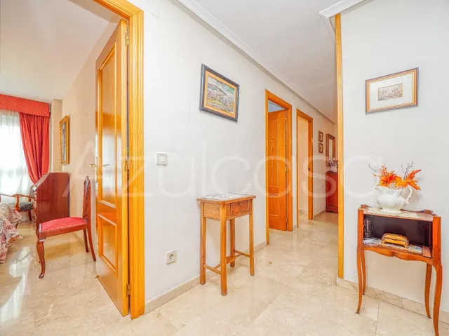 Piso en venta de 4 dormitorios y 2 baños completos con garaje Junto al Mercado Central de Alicante — 30