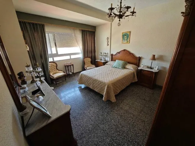 Amplia vivienda de 159 m2 con vistas panorámicas a los dos castillos de Alicante y plaza de garaje — 13