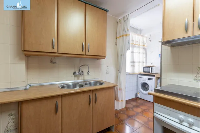 Piso de 3 dormitorios en calle milán, zaidín | muy luminoso y con gran potencial — 22