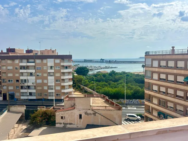 Ático con terraza, orientación sur y vistas laterales al mar