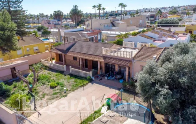 Diseña el hogar de tus sueños frente a la laguna en este gran chalet independiente con solárium y garaje cerrado en Los Balcones — 7