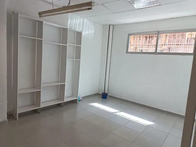 SE VENDE LOCAL /ALTOZANO/FRENTE HOSPITAL GENERAL/ LUMINOSO — 5
