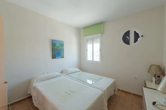 GRAN PARCELA CON VIVIENDA UNIFAMILIAR, 3 APARTAMENTOS, PISCINA Y VISTAS PANORÁMICAS EN PADUL (GRANADA) — 1.430 m2 DE TERRENO — 40