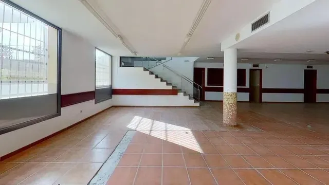 LOCAL EN VENTA EN EL PRAT DE LLOBREGAT (Barcelona). — 30