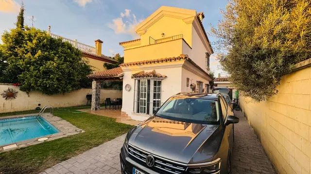 Chalet independiente con piscina, jardín y aparcamiento priv - foto 3