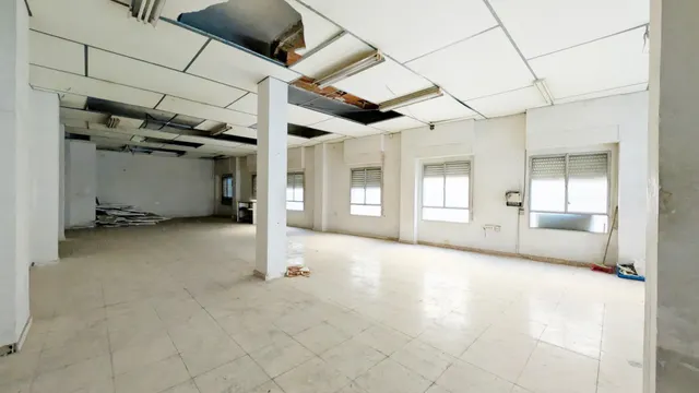 JUNTO A LA AVENIDA DE LA LIBERTAD, 180 M2, LOCAL DE ESQUINA, TECHOS MUY ALTOS. — 8