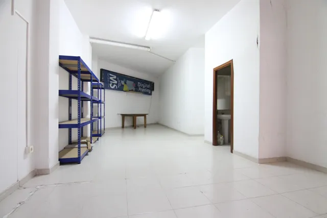 Local de 81 m2 a pie de calle con puerta automática — 6