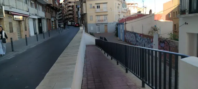 Junto a la Playa del Postiguet: Local Comercial y Vivienda en Primera Línea — 5
