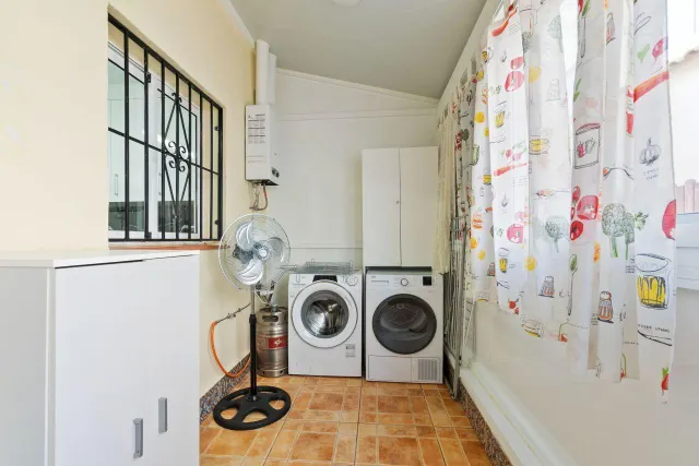 BONITA CASA ADOSADA EN ORIHULA COSTA:3 HAB, 1 BAÑO, 1 ASEO — 18