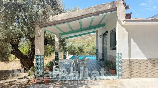 CHALET RÚSTICO CON PISCINA, GARAJE Y TERRAZA - foto 5