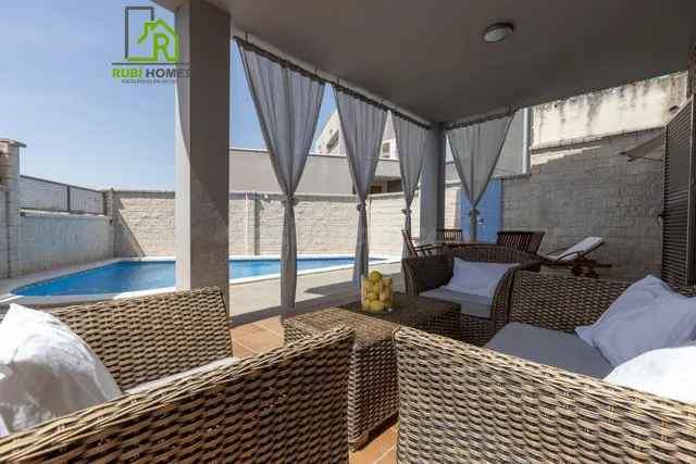 CHALET INDEPENDIENTE MODERNO CON PISCINA PRIVADA