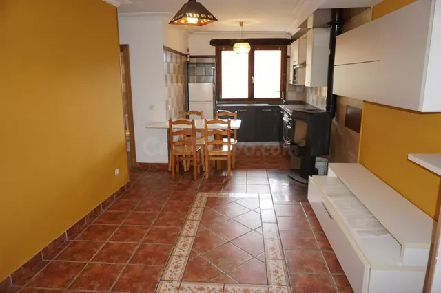 OPORTUNIDAD, BONITA CASA DE PIEDRA ADOSADA EN EL CONDADO DE  - foto 2