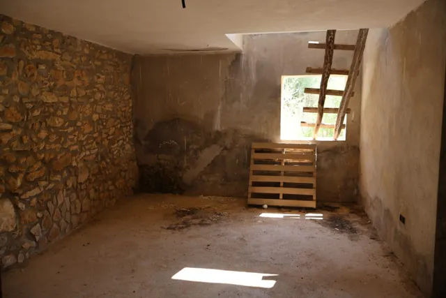 MASIA CON TERRENO, CON VISTAS CERCA DE VALL DALBA — 31