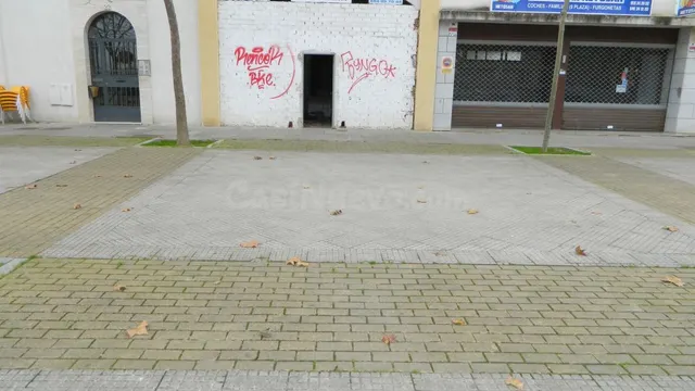 Local comercial en Isla Cristina con gran fachada y ubicació - foto 2