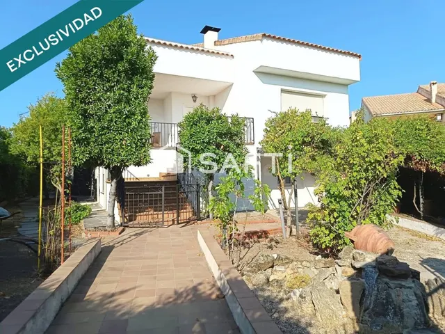 Chalet independiente en Cobisa con 8 dormitorios, piscina y 
