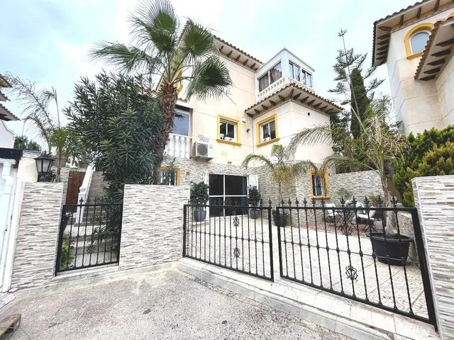 Villa independiente totalmente renovada con apartamento independiente y piscina en La Zenia!!! — 24