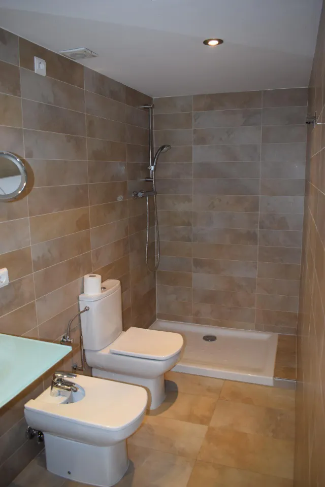 VENTA VIVIENDA CON INQUILINO NO SE PUEDE PASAR VISITAS — 24