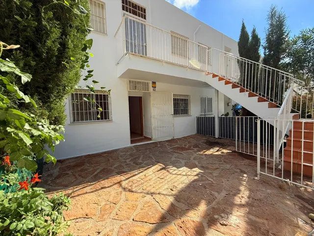 Piso de 3 dormitorios con vistas al mar y piscina — 25