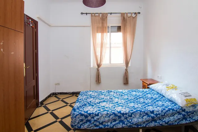 Por debajo de la Plaza Trinidad, a un paso de Facultad de Traductores, Derecho, Escuela de Arte y Oficios. Actualmente 6 estancias(incluido el salón). un cuarto de baño, un aseo, cocina. Techos Alto — 17