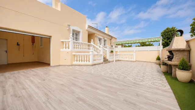 Espléndido Chalet en Retamar, Almería - Oportunidad Única po - foto 3