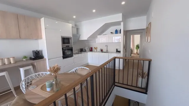 Adosado reformado de tres habitaciónes más apartamento con parking y piscina comunitaria. — 12