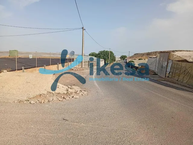 VENTA DE CASA ADOSADA EN EL EJIDO (ALMERÍA) - foto 2