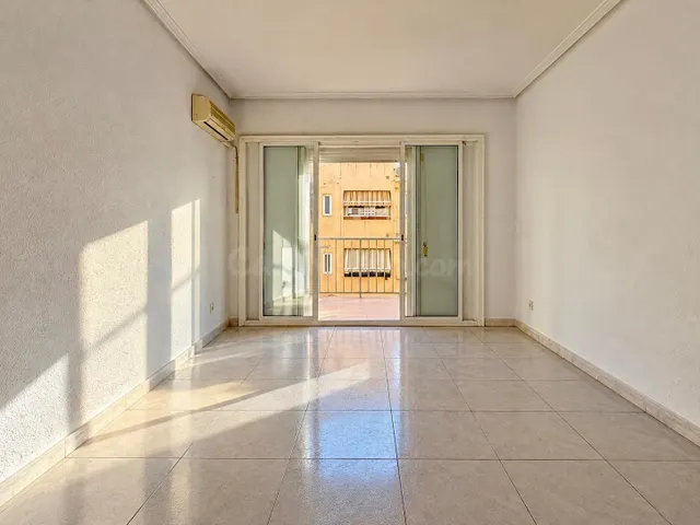 Piso exterior de 4 habitaciones con balcón junto a la playa 