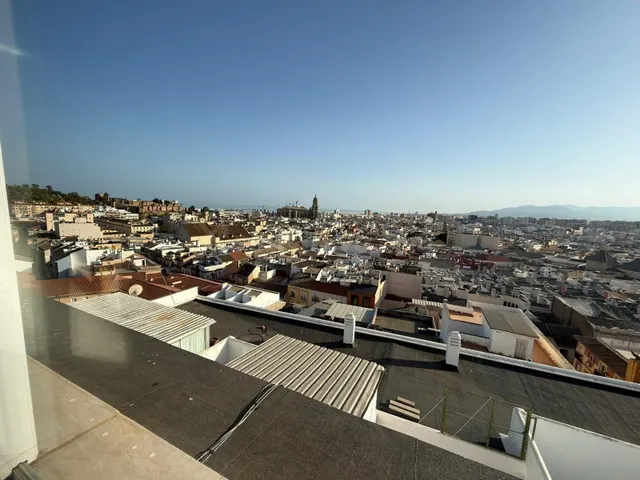 Ático en el corazón de Málaga, luminoso con orientación Sur- - foto 2