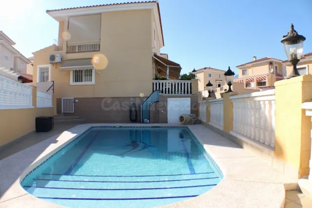 GRAN CHALET INDEPENDIENTE CON PISCINA PROPIA EN LA NUCIA - foto 2