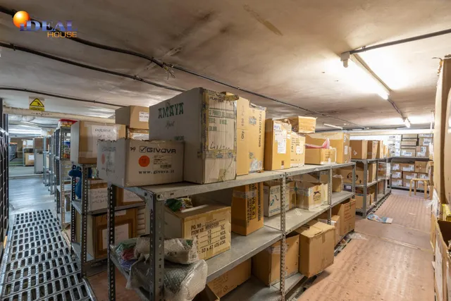 Amplio local comercial en una de las zonas más consolidadas de Granada con salida a dos calles — 17