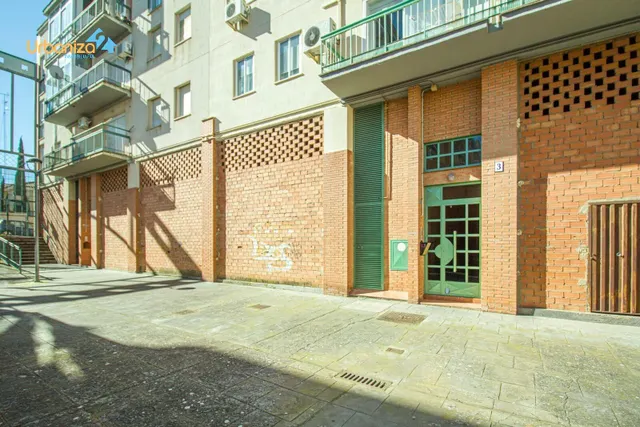 SE VENDE LOCAL  COMERCIAL EN BRUTO EN CARRETERA DE SEVILLA JUNTO A LA GASOLINERA — 2