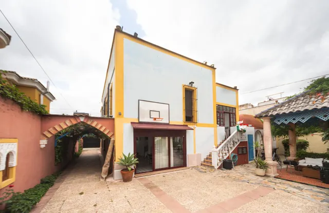 Ponemos a la venta este precioso y peculiar chalet con piscina privada. — 23
