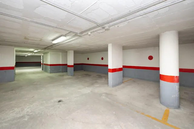 Plaza de garaje en edificio Calle Ledaña, Granada — 18