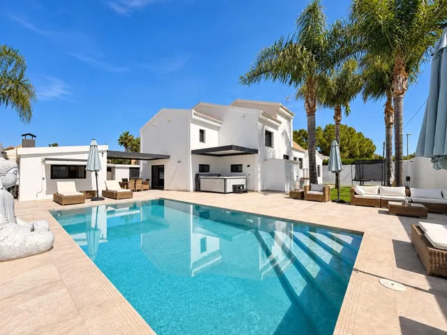 ESPECTACULAR VIVIENDA REFORMADA CON PISCINA, BODEGA, GIMNASIO Y UNA EXCEPCIONAL PRIVACIDAD — 6