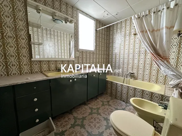 Casa en VENTA en Canals, barrio de La Torreta, con garaje privado, patio y gran potencial — 28
