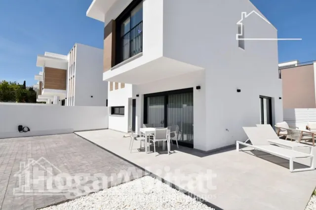 CHALET NUEVO CON PISCINA, GARAJE Y TERRAZA — 12