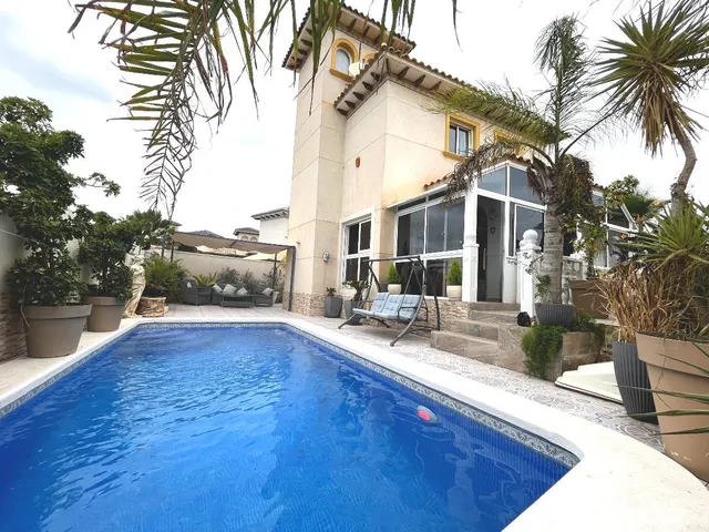 Villa independiente totalmente renovada con apartamento independiente y piscina en La Zenia!!! — 17