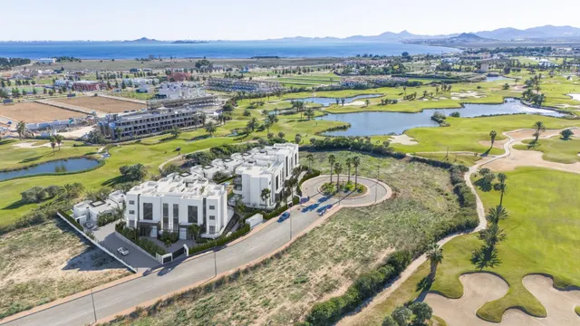 Residencia de nueva construcción en primera línea del campo  - foto 4