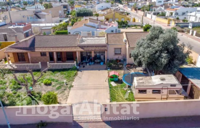 Diseña el hogar de tus sueños frente a la laguna en este gran chalet independiente con solárium y garaje cerrado en Los Balcones — 6