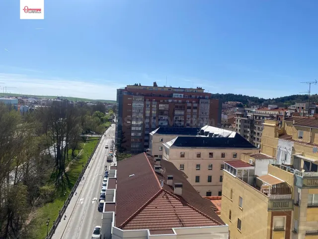 En Burgos. Avda. Arlanzón. Espectacular piso de cuatro dormi - foto 4