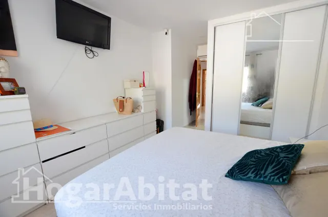 Respira paz entre el mar y la montaña en este exclusivo chalet pareado reformado con piscina privada, solárium y parking — 28